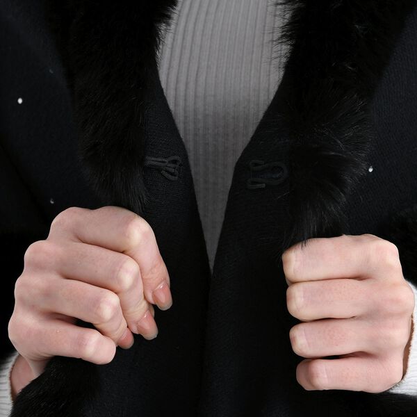 LA MAREY Poncho mit Kunstfellbesatz und Kristall-Detail, Schwarz, Einheitsgr&ouml;&szlig;e image number 7