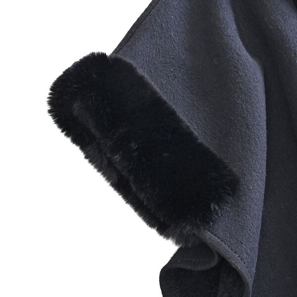 Winter- und Herbst-Poncho aus Kunstfell, Achwarz image number 4