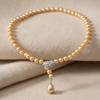 Goldene 8mm Muschelkernperle und wei&szlig;e Zirkonia 60cm Halskette