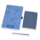 Blumengeprägtes Notizbuch-Geschenkset - Schwarz, Großes Notizbuch 21 x 14,5 cm, Kleines Notizbuch 14,9 x 10,8 cm, Stiftmaterial: Metall, Boxgröße: 22,5 x 20,9 x 3,8 cm, Boxfarbe: Blau