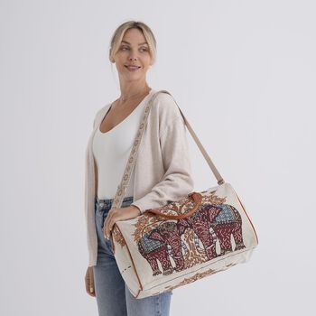 "Life style Color:White with red elephant print /Profile:Duffel bag wall(exterior):Polyester    Lining(interior): polyester; Pockets(exterior):Zipped-1 Pockets(interior):none Measurement:45*23*27cm         "