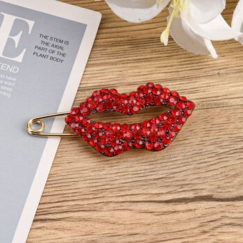 Rote Kristall-Brosche, Lippen