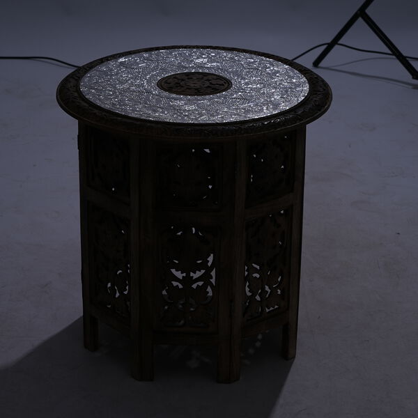 NAKKASHI handgeschnitzter klappbarer Tisch aus Mangoholz mit handgepr&auml;gter Aluminiumplatte, 53x53x53 cm, natur image number 9