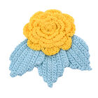 Handgefertigte Brosche mit Häkelarbeit Blumen und Blätter Design, Gelb