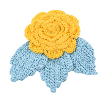 Brosche mit H&auml;kelarbeit Blumen und Bl&auml;tter Design, Gelb