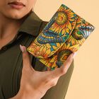 SUKRITI - handbemalte Bi-Fold Geldbörse aus echtem Leder mit RFID Schutz, Schmetterling, 14x9,52 cm, Türkis image number 1