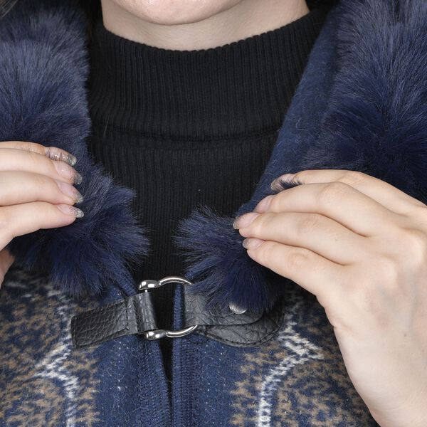 TAMSY - Designer Kunstfell Ruana, Blau image number 5