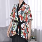 Kurzärmeliger Kimono mit Blumendruck, schwarzem Gürtel, mehrfarbig image number 2