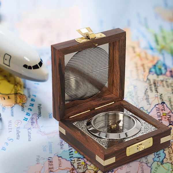 Indian Handycrafts: Handgemachtes Holzbox mit Messing Compass, Silber image number 2