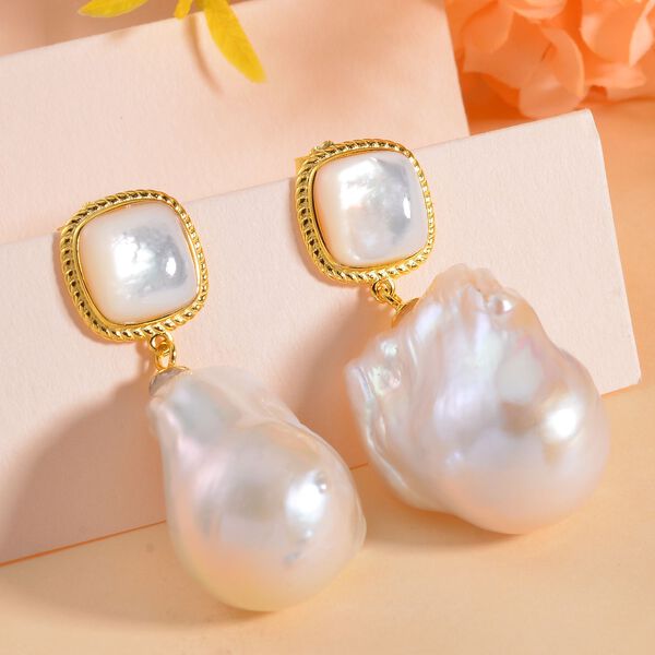 16-20 mm wei&szlig;e Barockperle und wei&szlig;e Perlmutt-Ohrringe image number 2