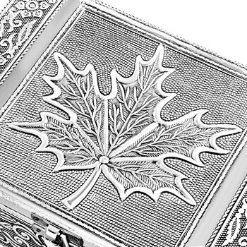 2er-Set &ndash; Oxidierte 20x13,5x7cm Aluminium-Schmuckbox und 16x9,5x3,8cm Perlen-Box, Ahornblatt-Pr&auml;gung, Silber und Beige