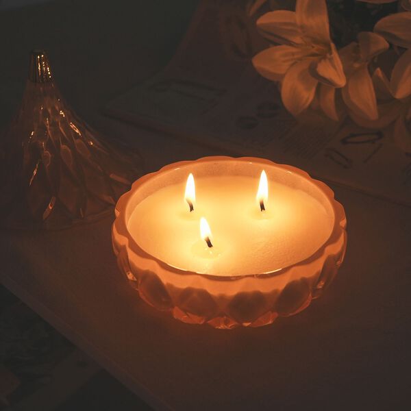 LIVMORE - Duftkerze Winterzauber-Design, 25 Std. Brenndauer, 150g, 4,5 ml ätherisches Öl, Rose und Bergamotte, Rosa-Beige image number 1