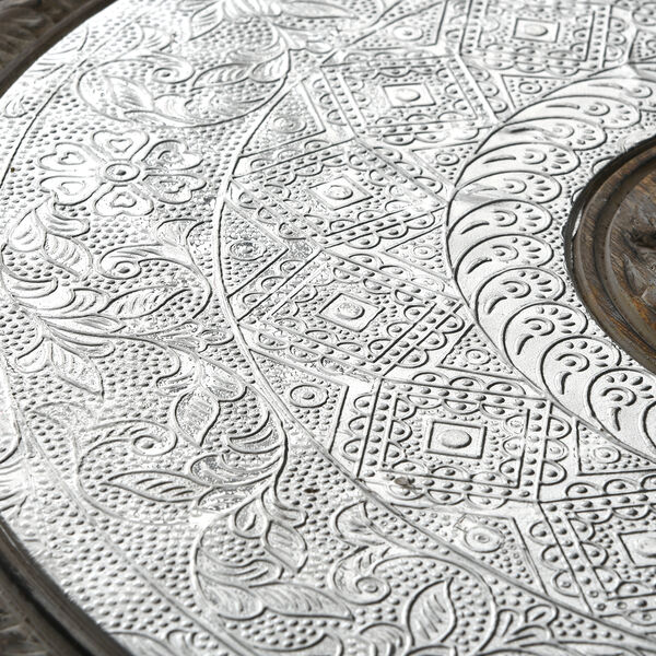 NAKKASHI - handgeschnitzter klappbarer Tisch aus Mangoholz mit handgeprägter Aluminiumplatte, 53x53x53 cm, weiß image number 7