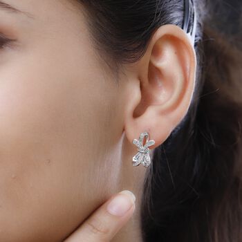 GP Ribbon Kollektion - Wei&szlig;e Diamant und Kanchanaburi blaue Saphir-Ohrringe -