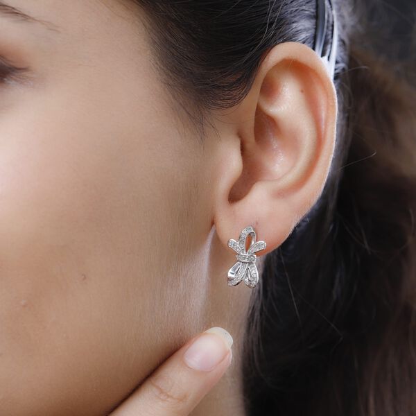 GP Ribbon Kollektion - Weiße Diamant und Kanchanaburi blaue Saphir-Ohrringe - image number 3