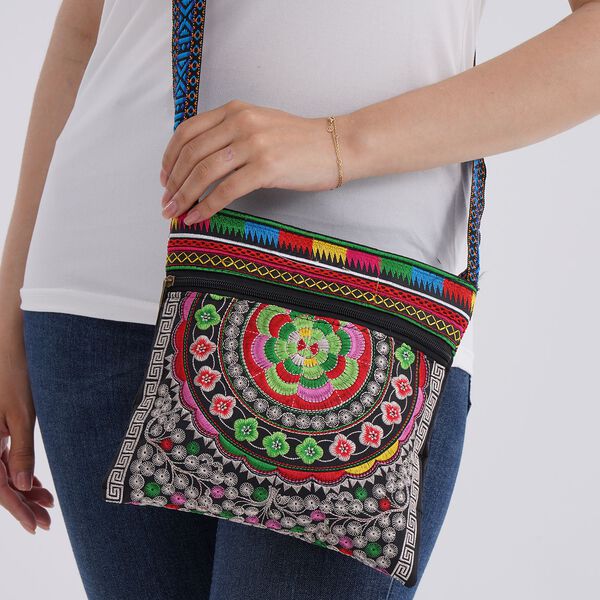 Crossbody-Tasche mit floraler Stickerei, ethnischem Boho-Muster, 23×24 cm, Schwarz mit grünen Motiven image number 3