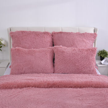 SERENITY NIGHT: 3er-Set - &Uuml;berwurf und 2 Kissenbez&uuml;ge aus Kunstfell, Rosa