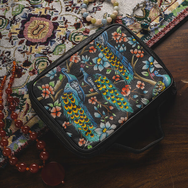 SUKRITI: Handbemalter Schmuckkoffer, Pfau-Muster, Schwarz image number 2