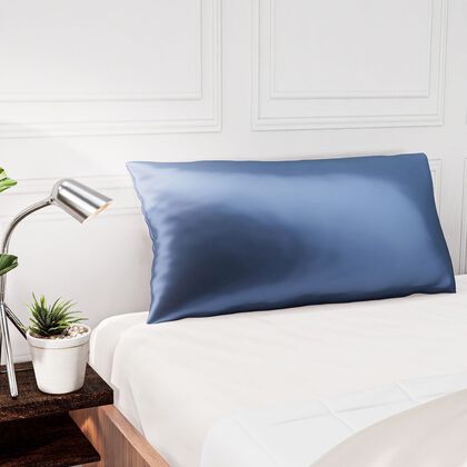 Serenity Night - Premium Collection - 1 Kissen mit 1 Kissenbezug aus 100% Maulbeerseide, mit Paspelierung, Perlmuttkn&ouml;pfen und Federf&uuml;llung, 40 x 80 cm, Blau