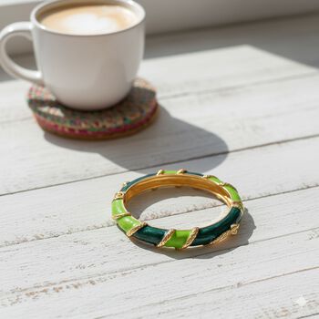 Emaille-Armreif im Streifen-Design, Dunkel- und Hellgr&uuml;n, ca. 19 cm