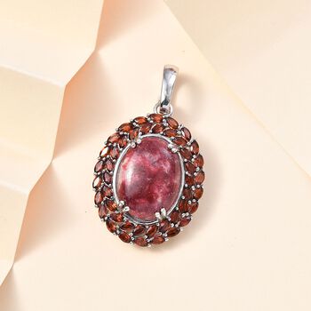 AA Thulit und roter Granat-Anh&auml;nger - 23,69 ct.