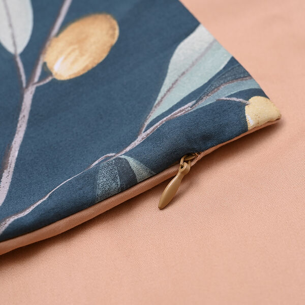 SERENITY NIGHT: 3er-Set - Seidensteppdecke und 2 Kissenbezüge, Olivenbaummuster, Dunkelblau und Rosé-beige image number 6