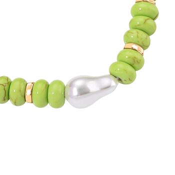 Wei&szlig;e Muschelkernperle, Gr&uuml;ner Howlit Armband, ca. 18 cm + 5 cm Extender, goldfarben