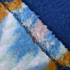 Wolkenweiche Sherpa-Decke mit Ikat-Muster, Blau  image number 3