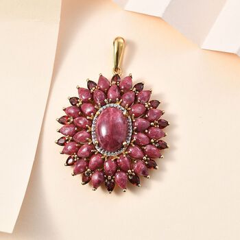 AA Thulit und roter Granat-Anh&auml;nger - 26,96 ct.