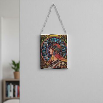 Handbemalter Glas Suncatcher mit Kette, Alphonse Mucha Motiv Zodiac, 12x15 cm