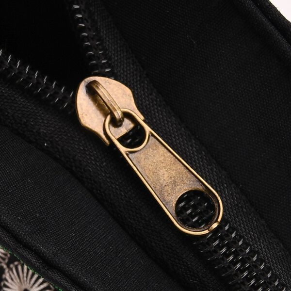 Crossbody-Tasche mit floraler Stickerei, ethnischem Boho-Muster, 23×24 cm, Schwarz mit Lila-Motiven image number 6