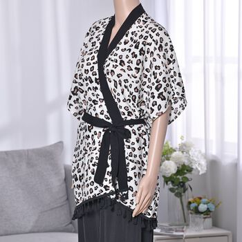 Superweiche Kimono mit G&uuml;rtel, Gr&ouml;&szlig;e: 86 x 69, Leopardmuster, wei&szlig;