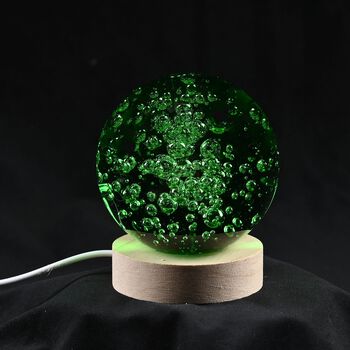Gr&uuml;ne Kristallkugel mit LED-Licht