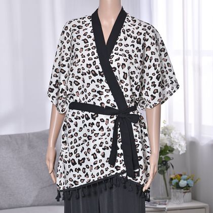 Superweiche Kimono mit G&uuml;rtel, Gr&ouml;&szlig;e: 86 x 69, Leopardmuster, wei&szlig;
