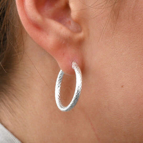 Infinity Creolen mit Diamantschliff-Muster in Silber image number 2