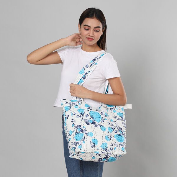 Kantha Schultertasche f&uuml;r Damen, Gr&ouml;&szlig;e 35,5x47 cm, Blau/Wei&szlig; image number 2