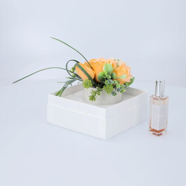 The 5th Season - K&uuml;nstlicher Blumenstrau&szlig; mit gelben Rosen und Raumspray in Geschenkbox, Gelb image number 2