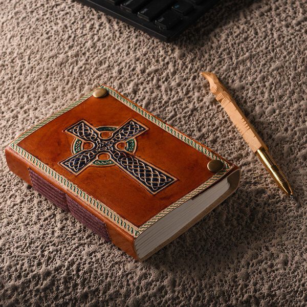 Kreuzgepr&auml;gtes Leder Notizbuch und 1 Holzstift, braun image number 3