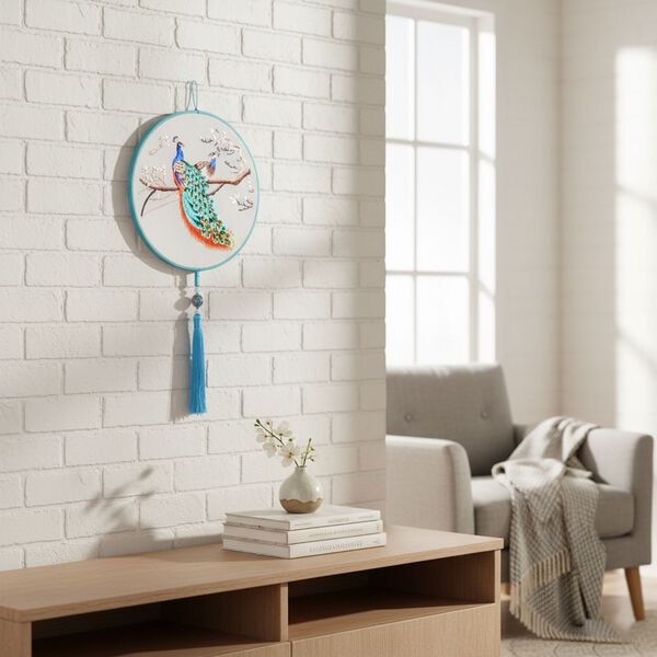 LIVMORE - Handstickerei-Wanddekoration aus 100% Seide mit Jade-Quaste, 20 cm, Pfau-Motiv image number 2