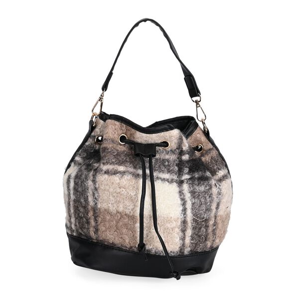Beuteltasche aus Teddyfell, Karomuster, schwarz image number 9