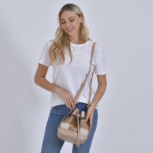 Beuteltasche aus Teddyfell, Karomuster, beige image number 10