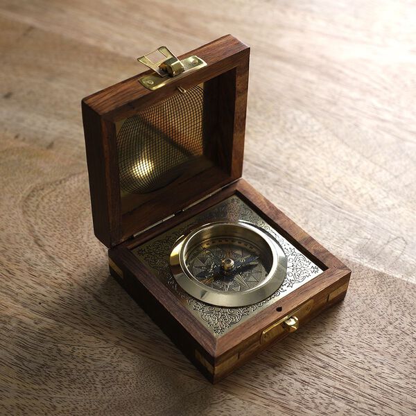 Indian Handycrafts: Handgemachtes Holzbox mit Messing Compass, Gold image number 5