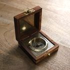 Indian Handycrafts: Handgemachtes Holzbox mit Messing Compass, Gold image number 4