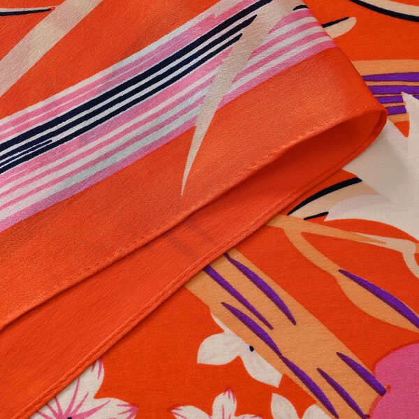 LA MAREY – Satinschal aus Maulbeerseide, Orange mit Blumenmuster image number 7