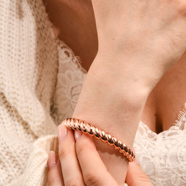 EVER TRUE Designer inspirierter gedrehter 19cm Armreif und Creolen in Rosègoldton image number 8