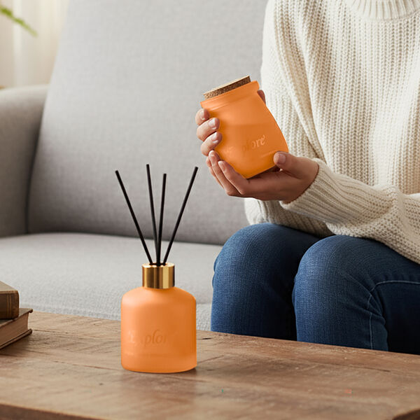 2er Set - Duftkerze 5 x 7 cm und &Ouml;l-Diffusor 50 ml mit St&auml;bchen, Orange & English Pear Freesia image number 2