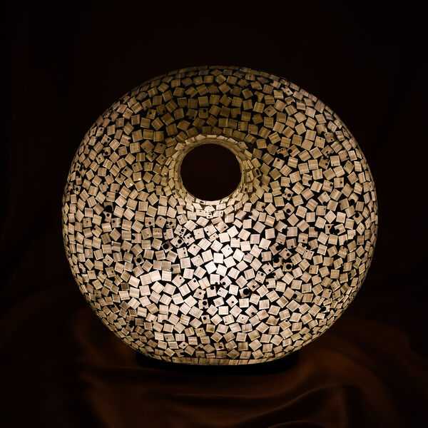 Mosaikglaslampe, Donut-Form, Wei&szlig; mit schwarzen Punkten image number 1