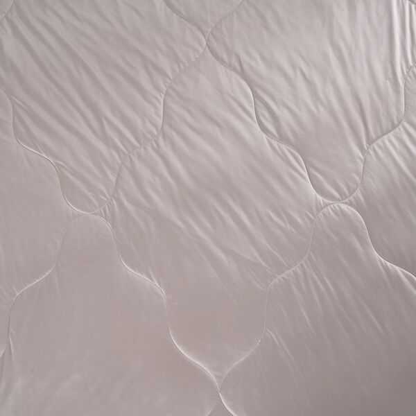 "AB side Silk quilt with cooling fabric fabric:85% nylon+15%spandex A side: print, B side match solid color Filling:100g silk+200g polyester,around 110gsm,33% silk+77% polyester Packing:gift box with PVC cover", "AB side cooling pillowcase with piping wit image number 5