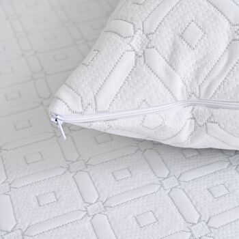 LIVMORE Silberbeschichteter Wasserdichter Kissenbezug ca. 50 x 75 cm Wei&szlig;