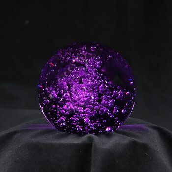 Lila Kristallkugel mit LED-Licht
